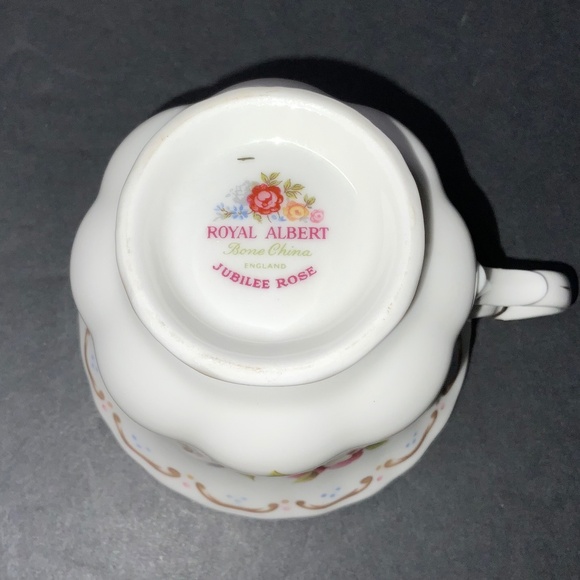 Vintage Royal Albert Jubilee Rose Set of 4 Teacups & 1 Saucer - EUC! - Picture 4 of 4